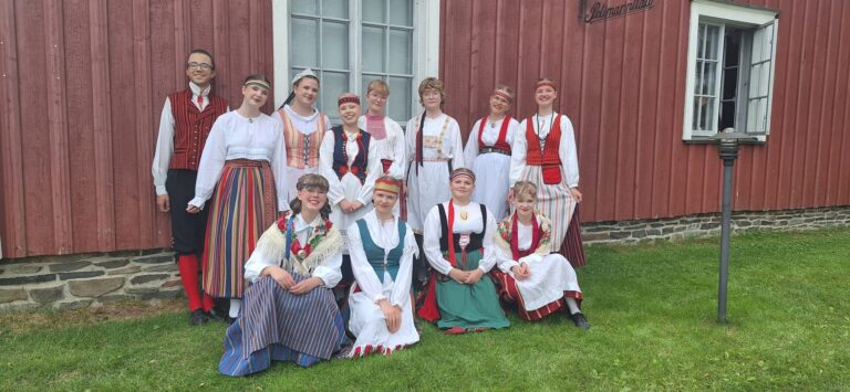 Karjalan Nuoret Merihaansillan avajaisissa