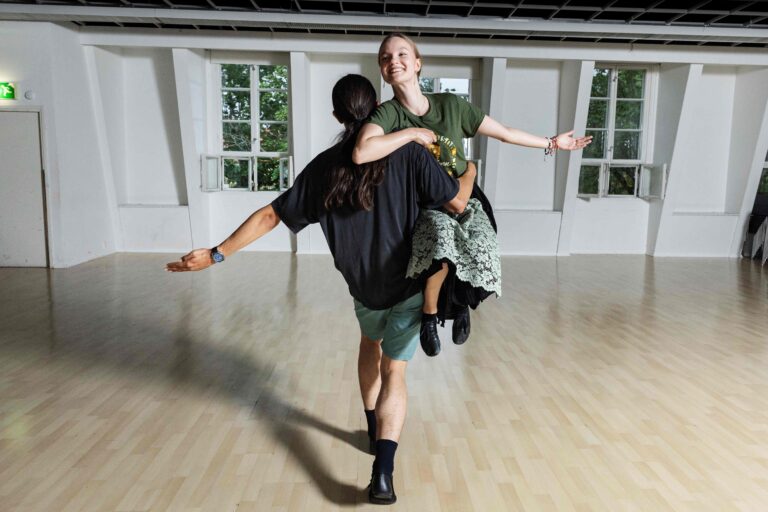 Kansanparitanssin kontaktimetodit – tie vapautuneeseen improvisaatioon