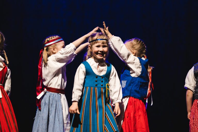 Kolmen kerran kokeilukurssi kansantanssista 4-6 -vuotiaille alkaa